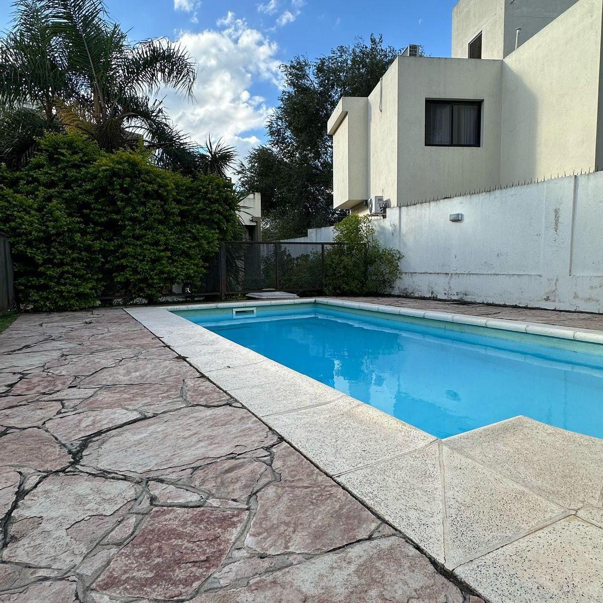 Departamento Duplex de 2 Dorm. en Complejo - B° Santa Rita 3