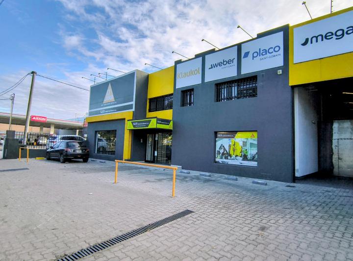 GALPONES CON OFINAS COMERCIALES Y SALON DE VENTAS SOBREB RUTA 20  2