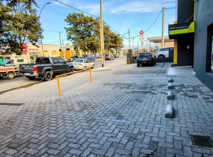 GALPONES CON OFINAS COMERCIALES Y SALON DE VENTAS SOBREB RUTA 20  3