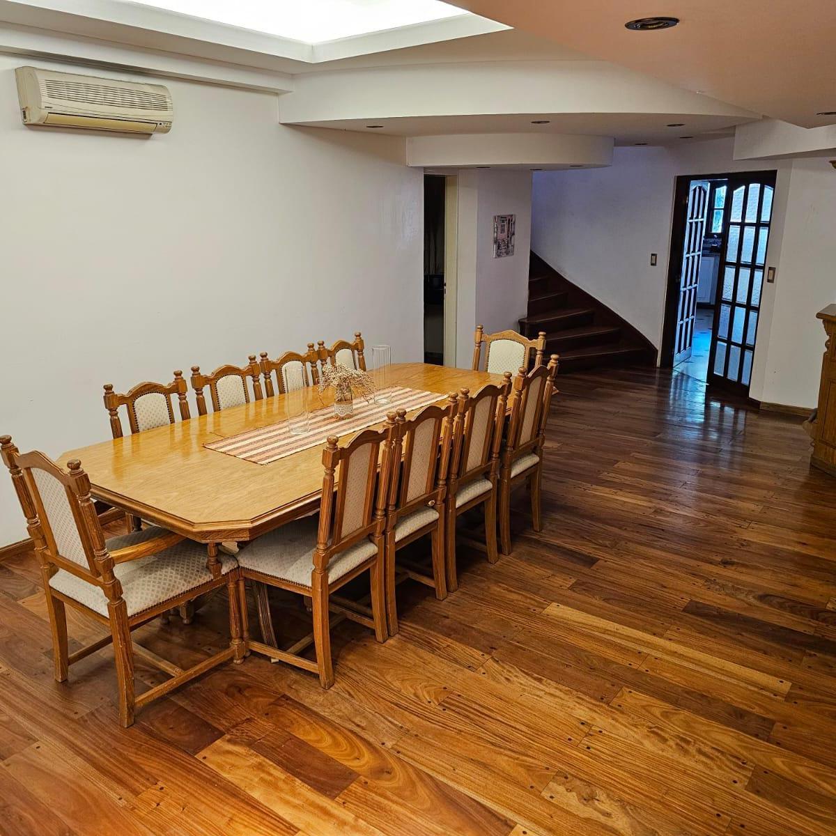 Chalet de 6 Ambientes con Garage Para 2 Autos, Gran Parque y Piscina 2