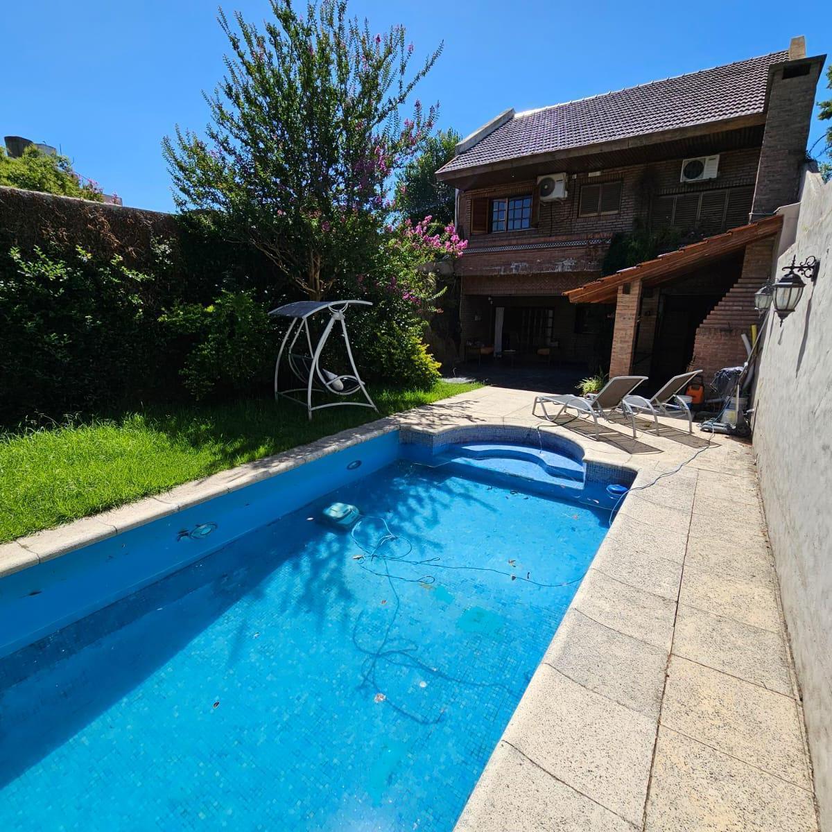 Chalet de 6 Ambientes con Garage Para 2 Autos, Gran Parque y Piscina 3