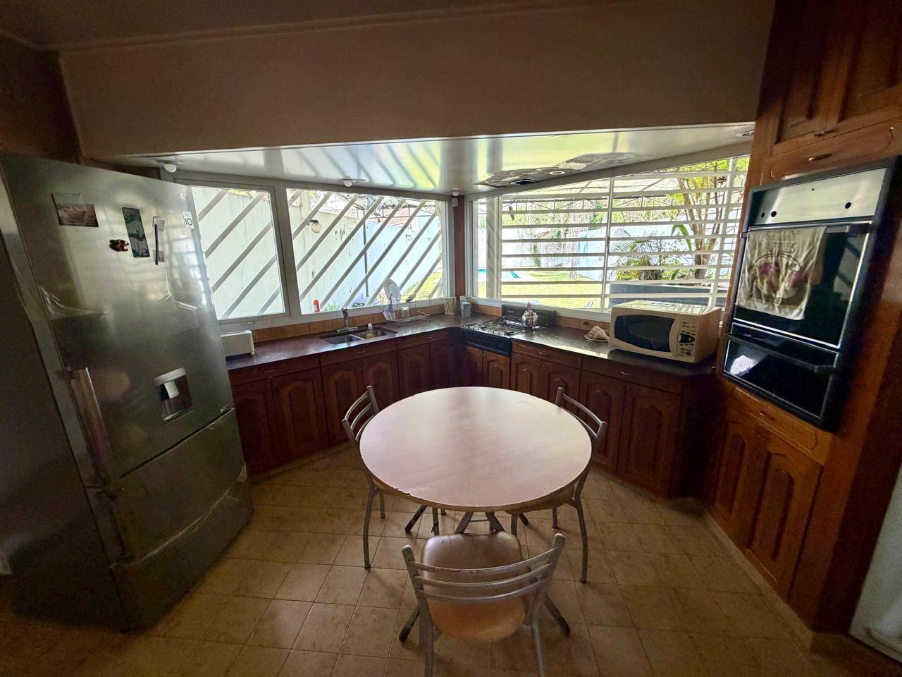 Foto de Excelente casa, lote propio con gran fondo con piscina, imagen 5