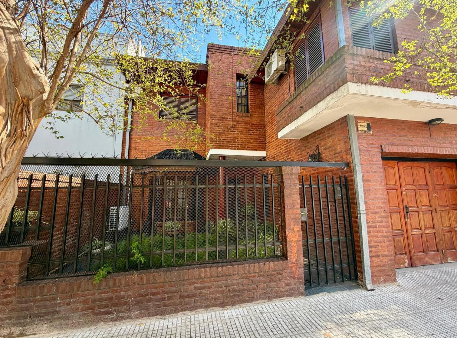 Foto de Excelente casa en Villa Devoto con cochera, quincho y parrilla, imagen 2