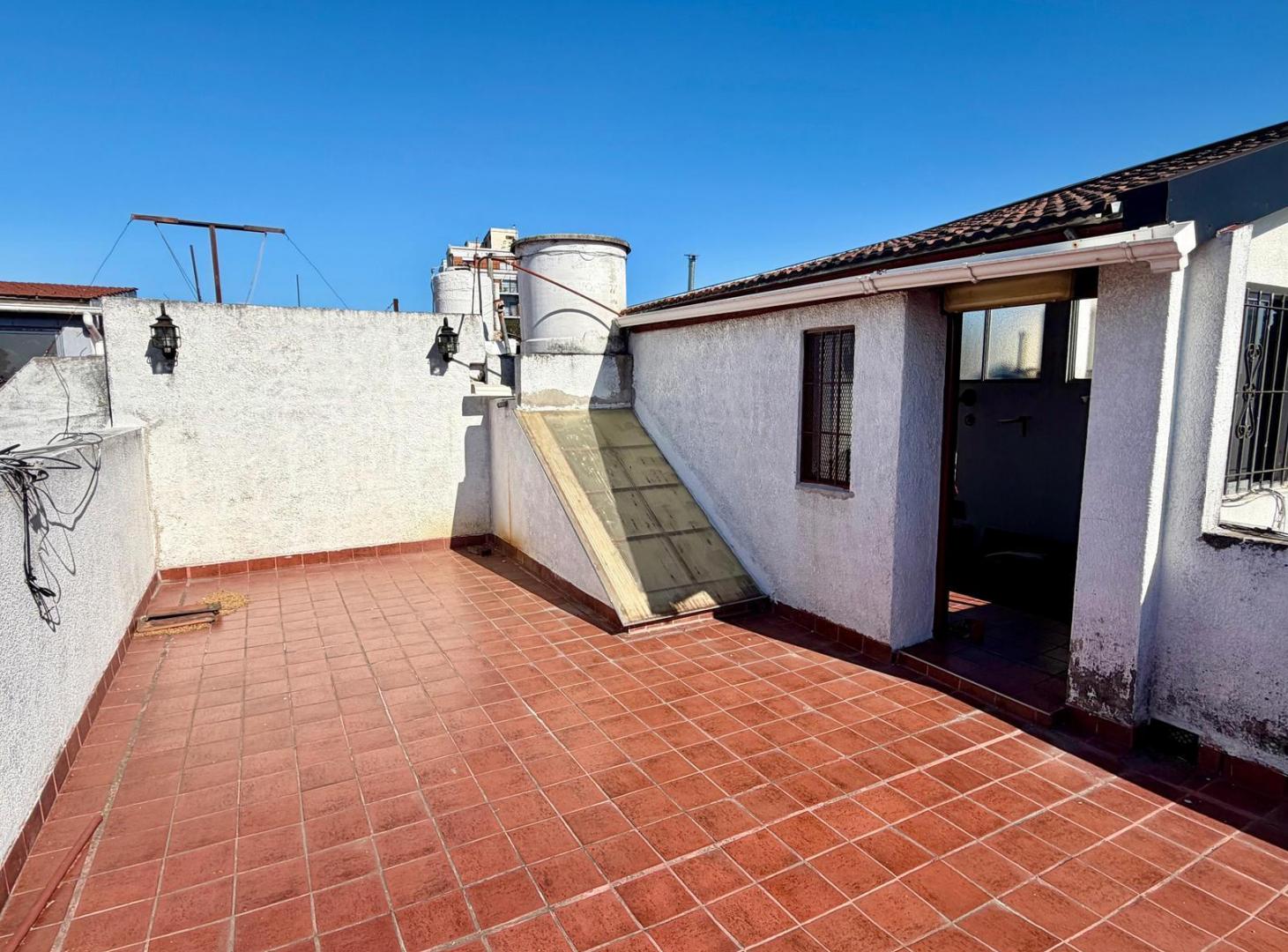 Foto de Excelente casa en Villa Devoto con cochera, quincho y parrilla, imagen 3