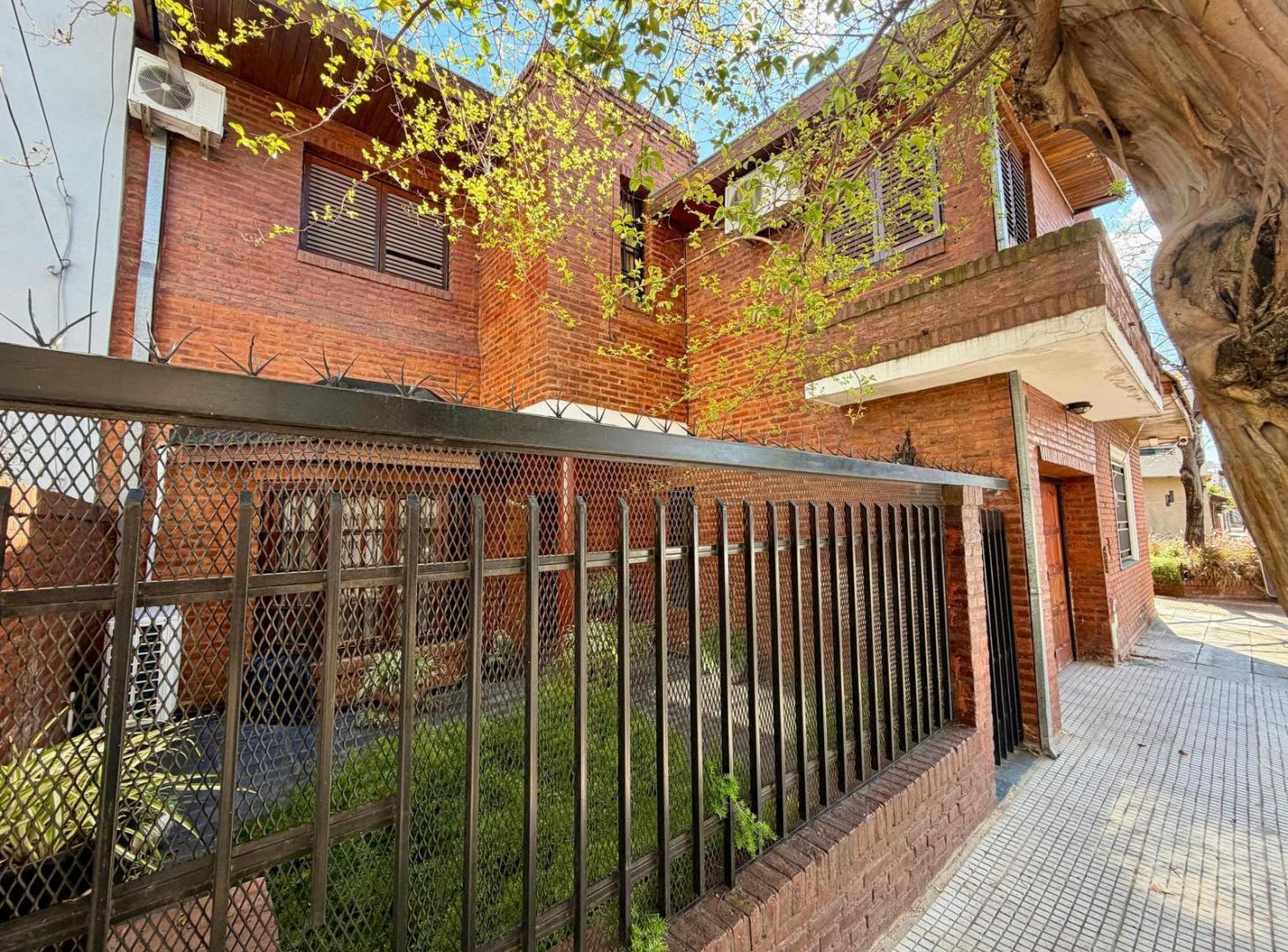 Foto de Excelente casa en Villa Devoto con cochera, quincho y parrilla, imagen 1