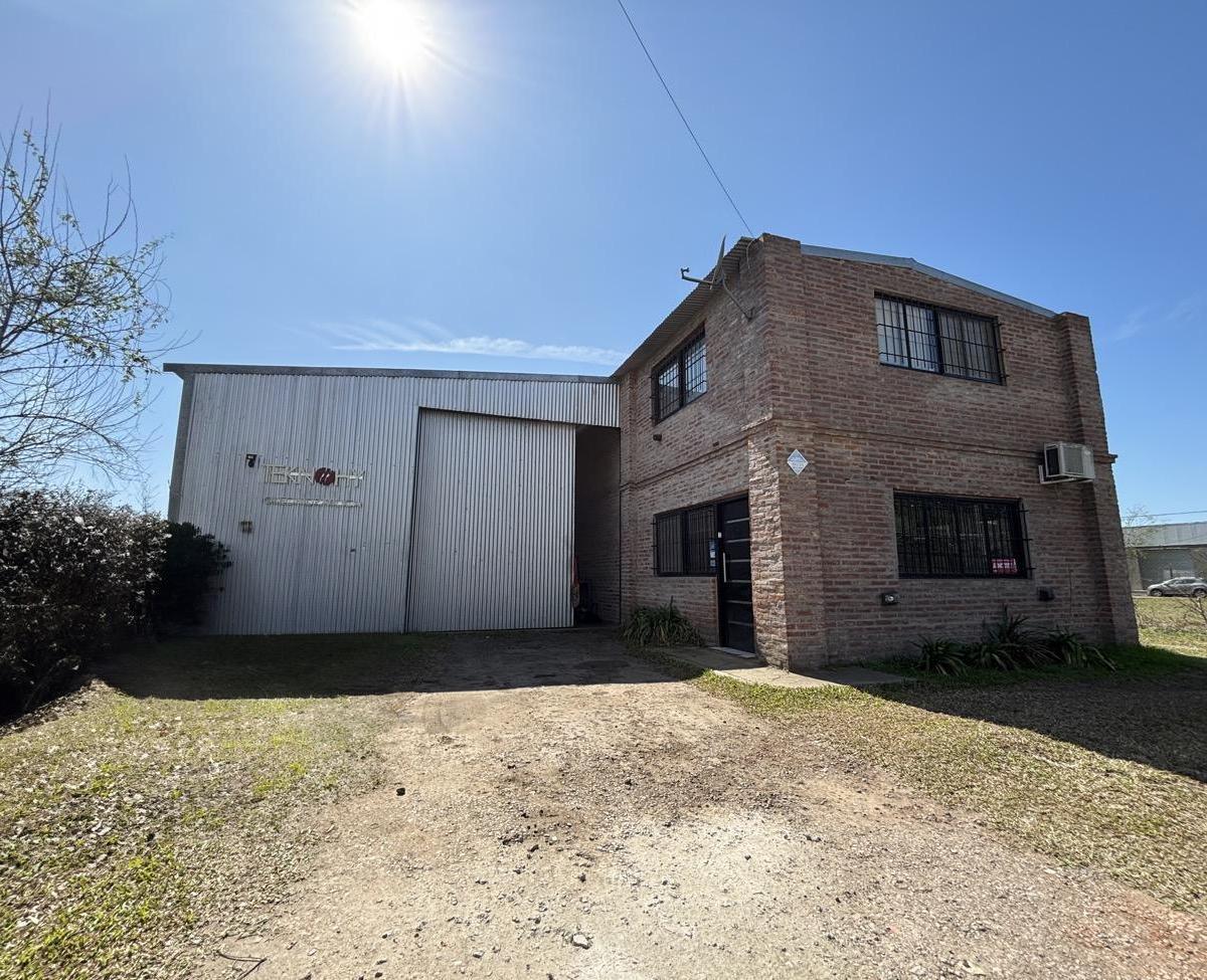 Galpón con oficina y local comercial en venta Tierra de Sueños 1 Roldán