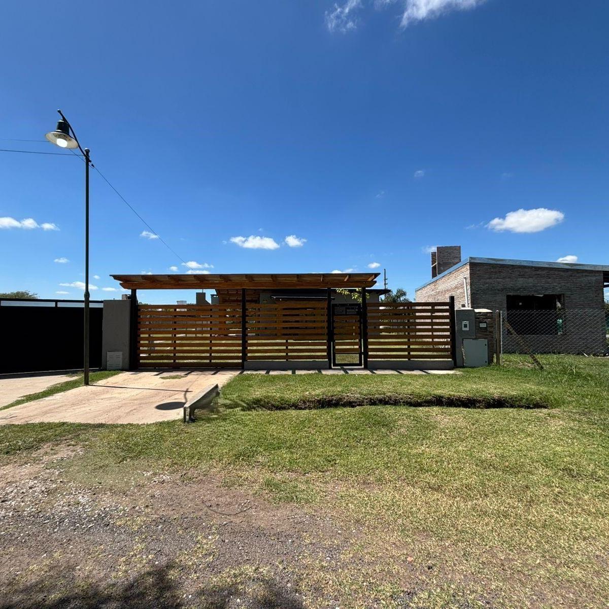 Casa en  venta 2 dormitorios con Piscina en Roldán