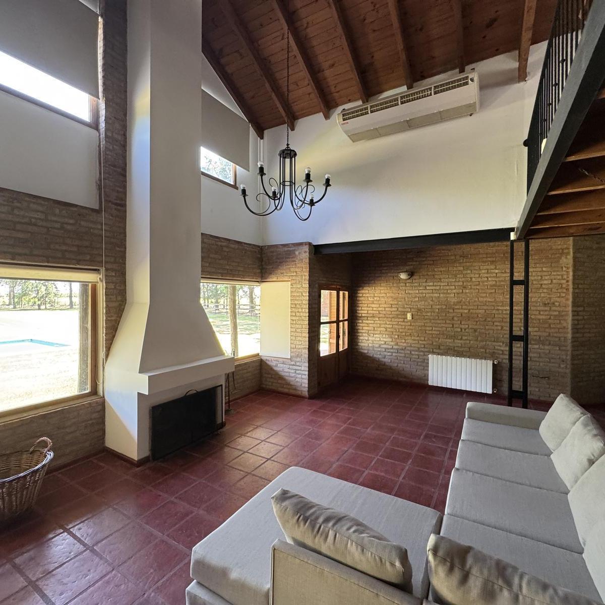 Casa en venta o permuta  3 dormitorios en barrio Los Raigales Roldan