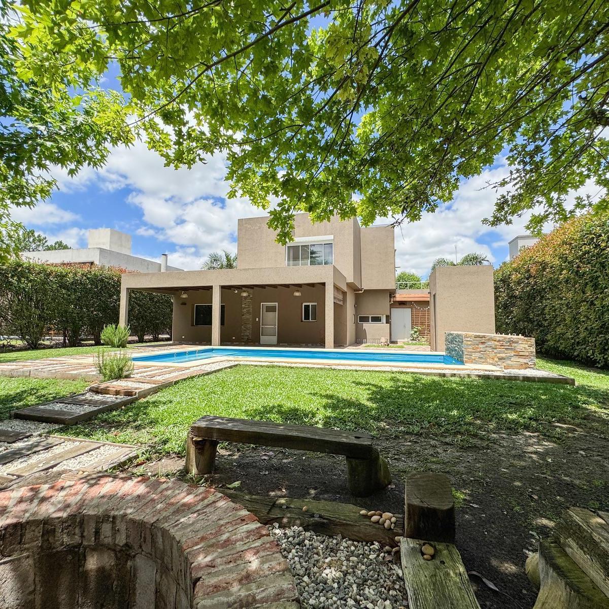 Casa en Venta o Alquiler en Funes Hills Miraflores 3 Dorm. 4