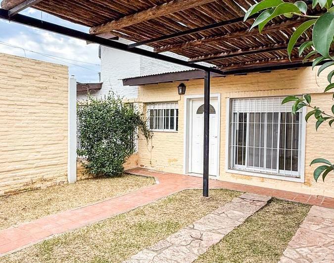 Casa en venta en pleno centro de Roldán 2
