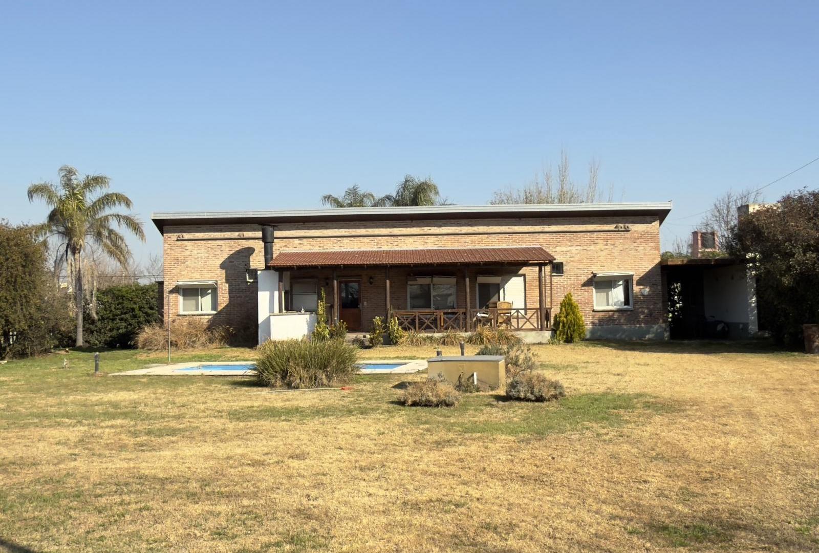 Casa en venta 2 dormitorios con pileta en Funes