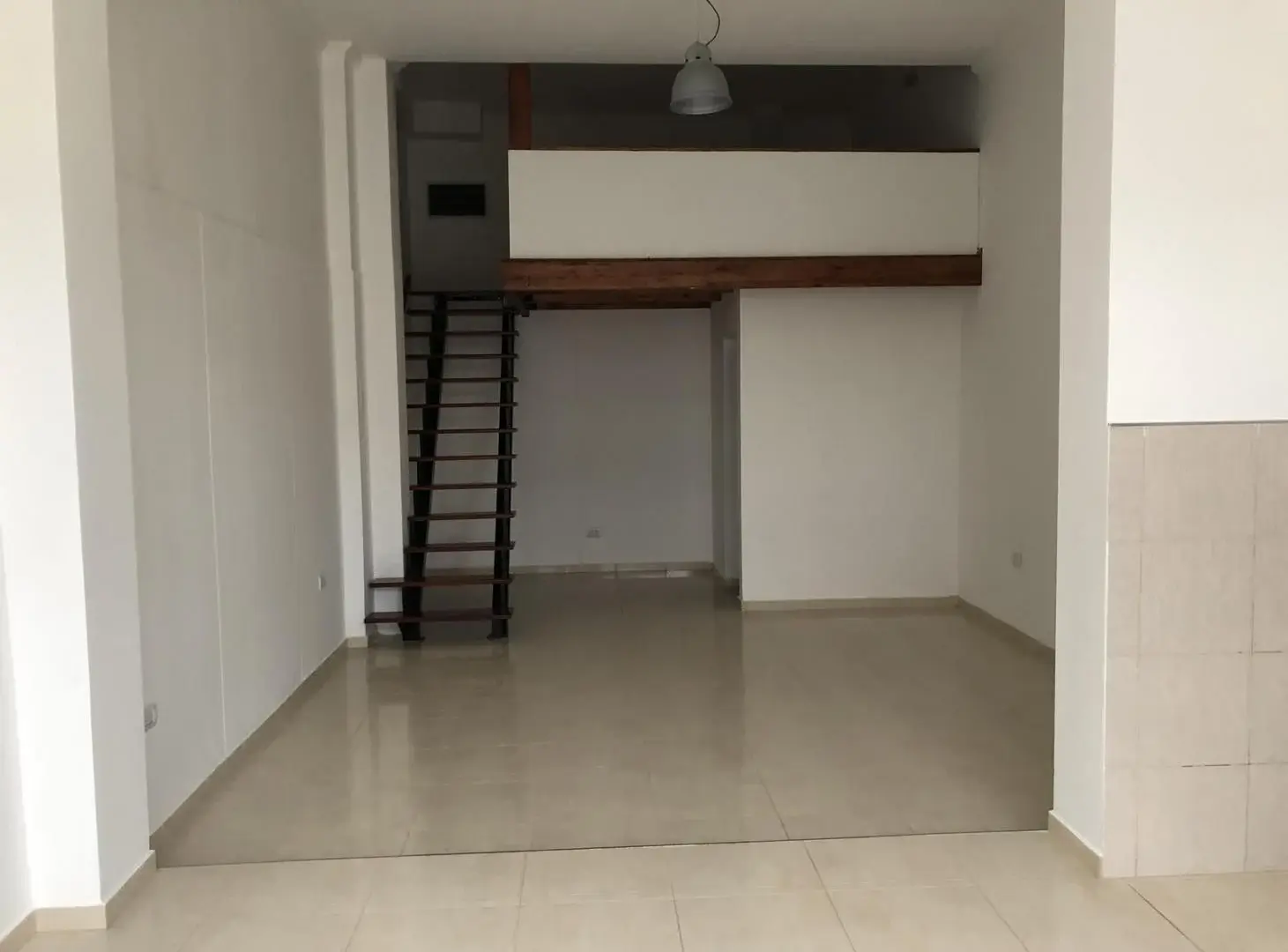 Departamento monoambiente con entrepiso en alquiler 3