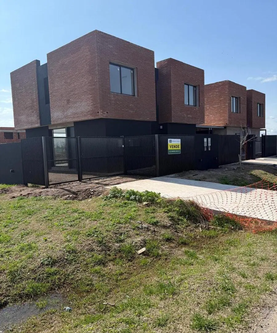 Duplex en venta de dos dormitorios en Paseo del Norte, Funes 2