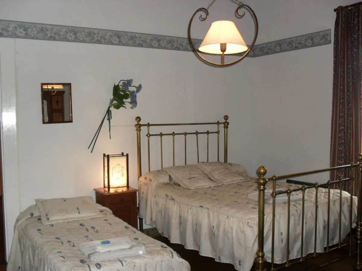Casa en venta de 6 dormitorios apto institucional en barrio America, Roldan 4