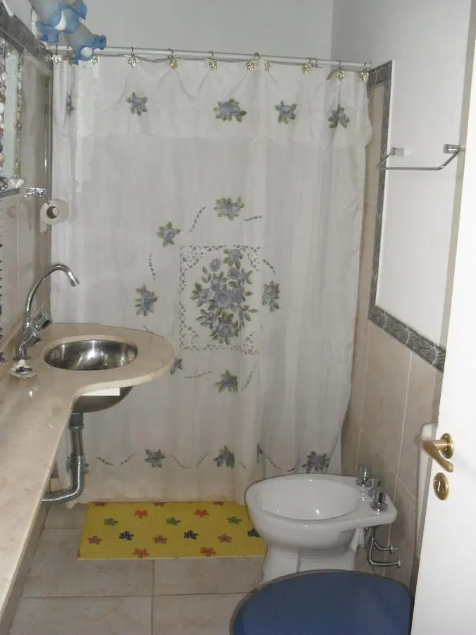 Casa en venta de 6 dormitorios apto institucional en barrio America, Roldan 8