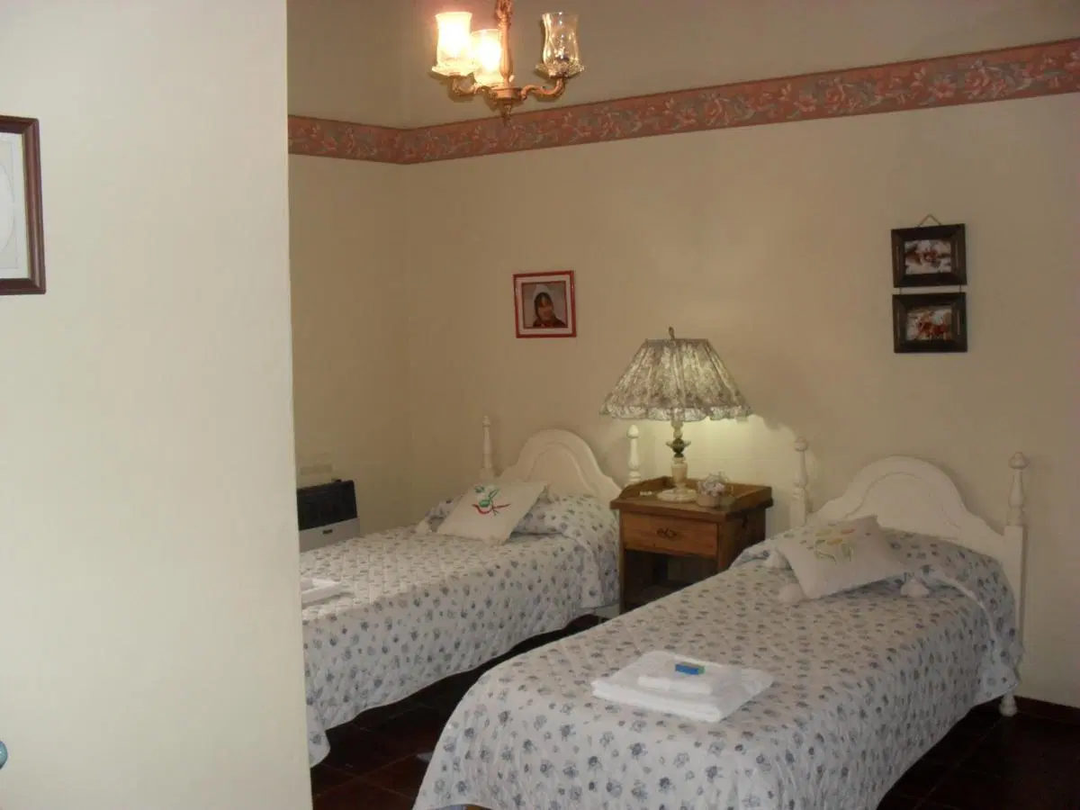 Casa en venta de 6 dormitorios apto institucional en barrio America, Roldan 2