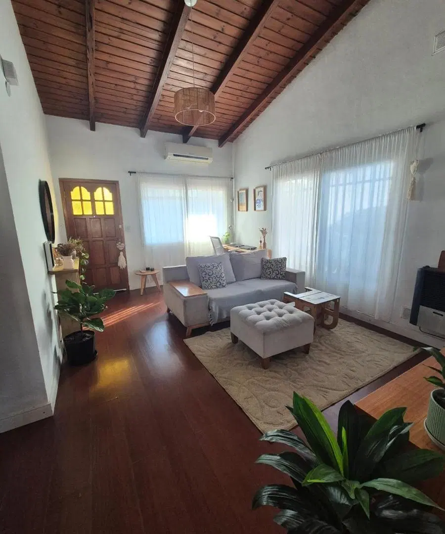 Casa en alquiler de 2 dormitorios con pileta en Funes 2