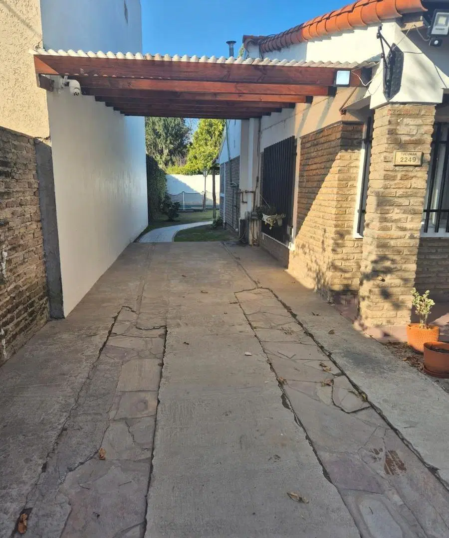 Casa en alquiler de 2 dormitorios con pileta en Funes 5