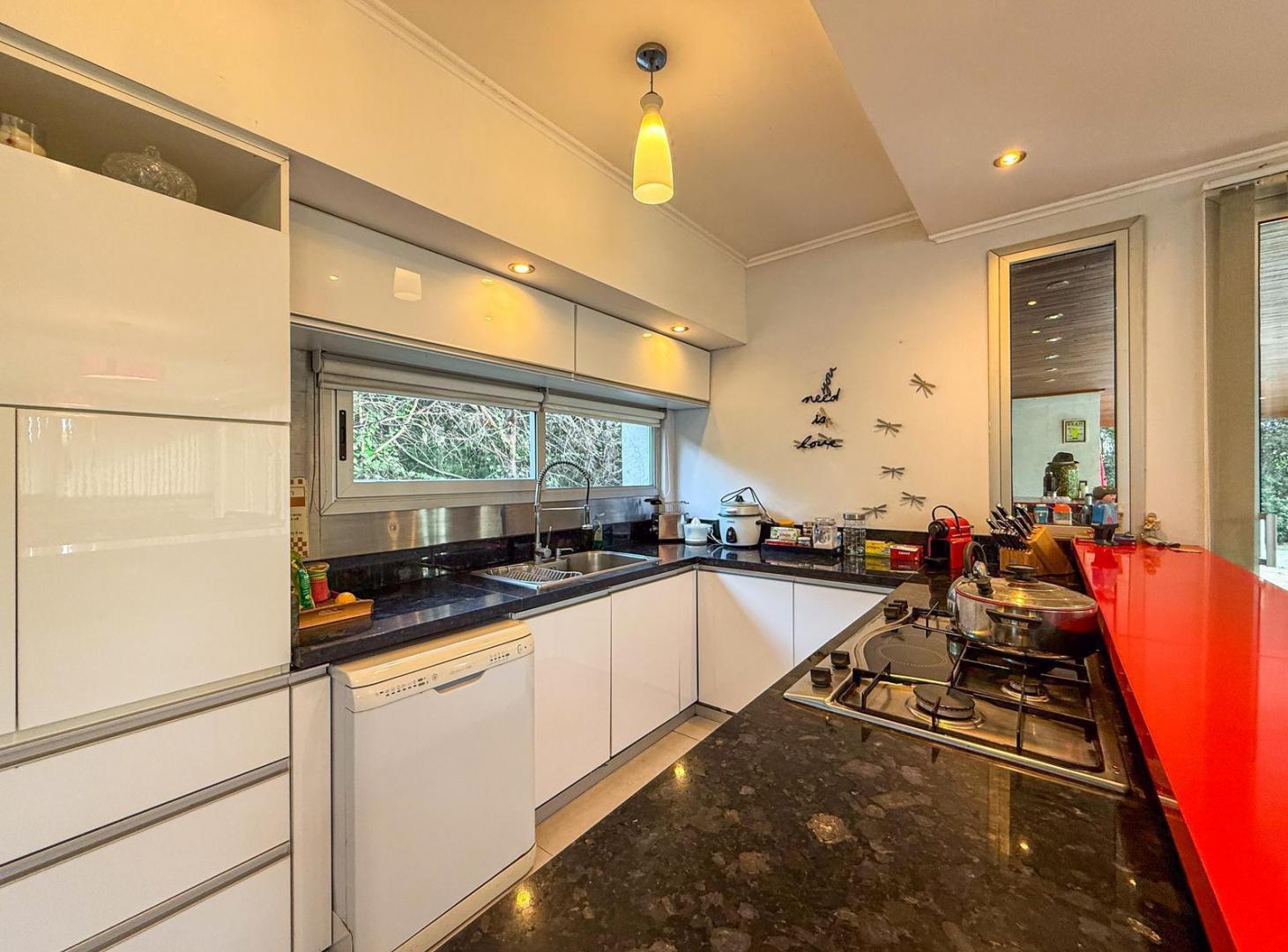 Foto de Casa en venta de 4 dormitorios con pileta en Funes Hills Miraflores, imagen 1