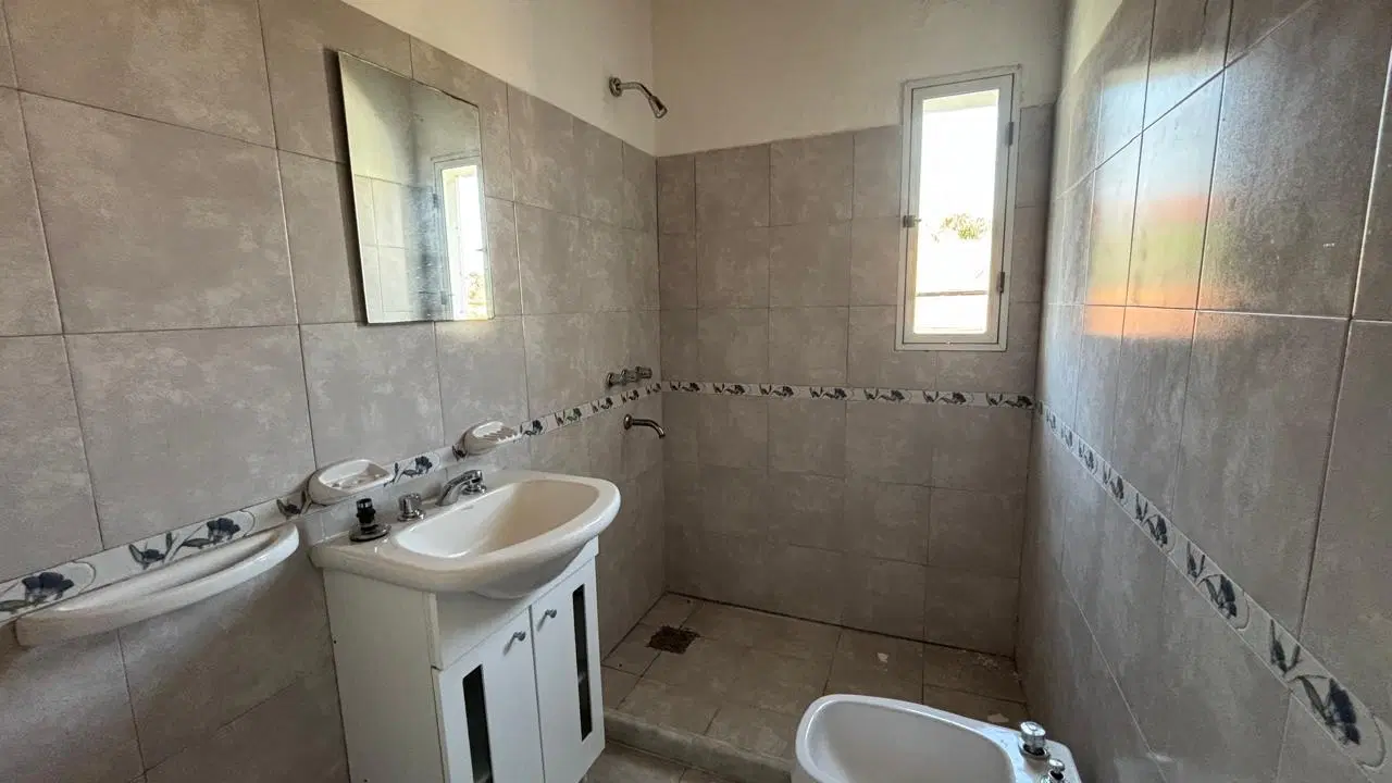 Casa en alquiler 2 dormitorios 2 baños Roldan 5