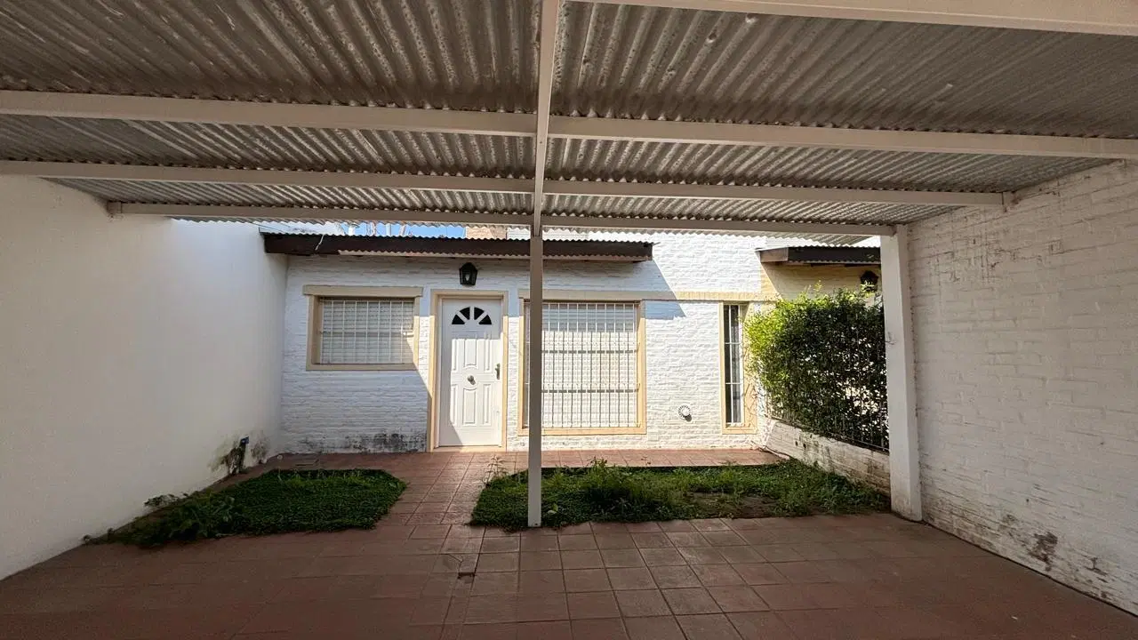 Casa en alquiler 2 dormitorios 2 baños Roldan 4