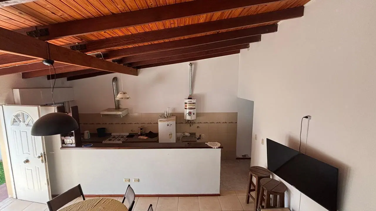 Casa en alquiler 2 dormitorios 2 baños Roldan 1