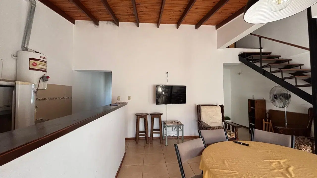 Casa en alquiler 2 dormitorios 2 baños Roldan 2
