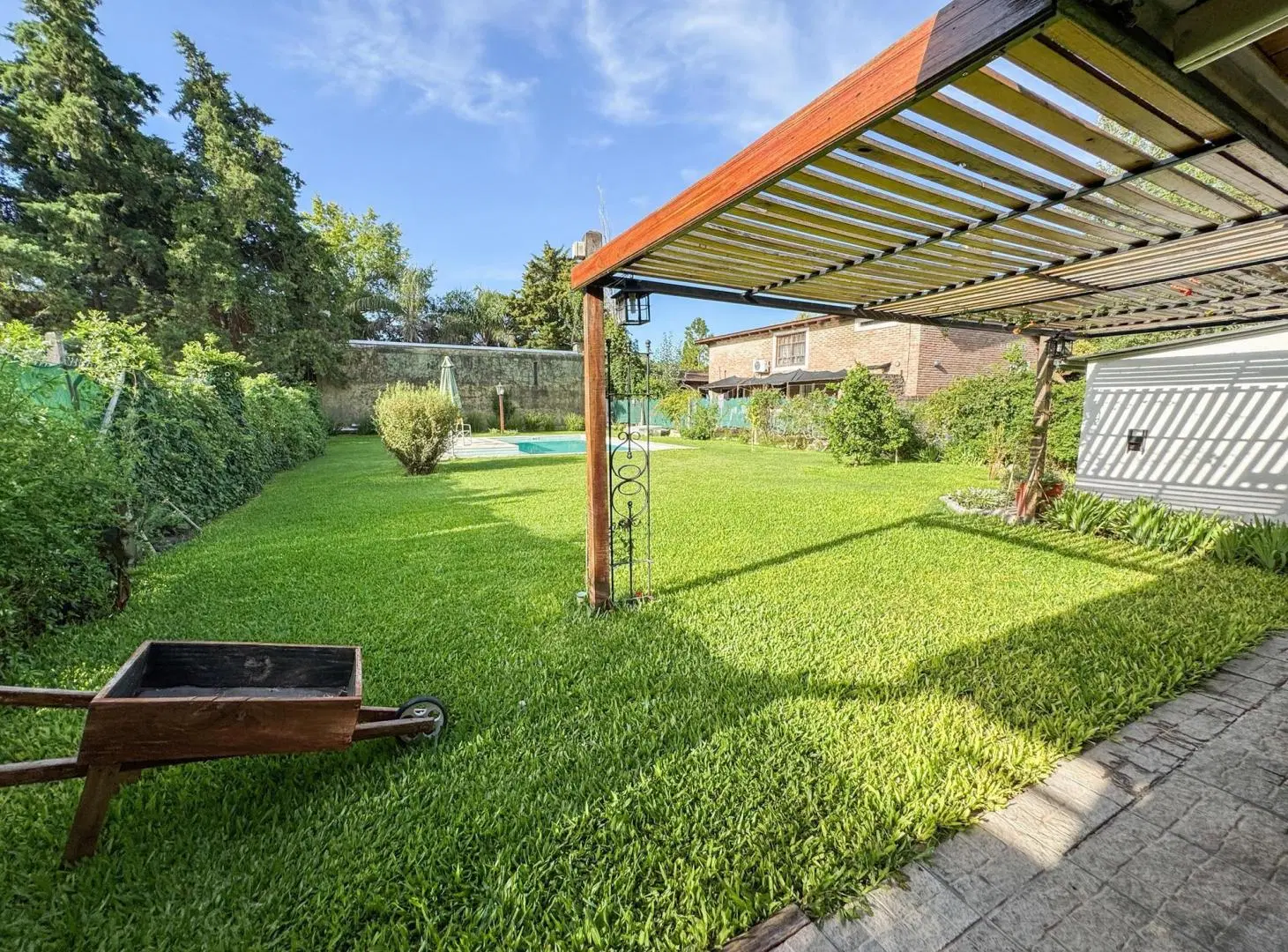 Casa en venta 2 dormitorios con pileta en Roldan 8