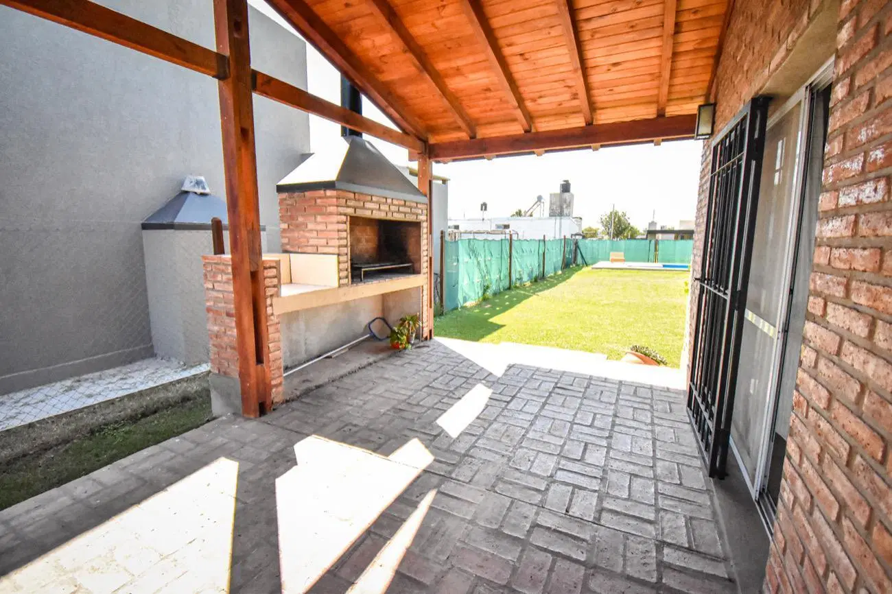 Casa en venta 2 dormitorios con pileta en Punta Chacra,Roldán 5