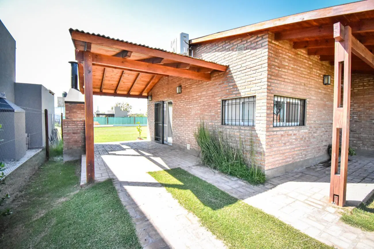 Casa en venta 2 dormitorios con pileta en Punta Chacra,Roldán 2