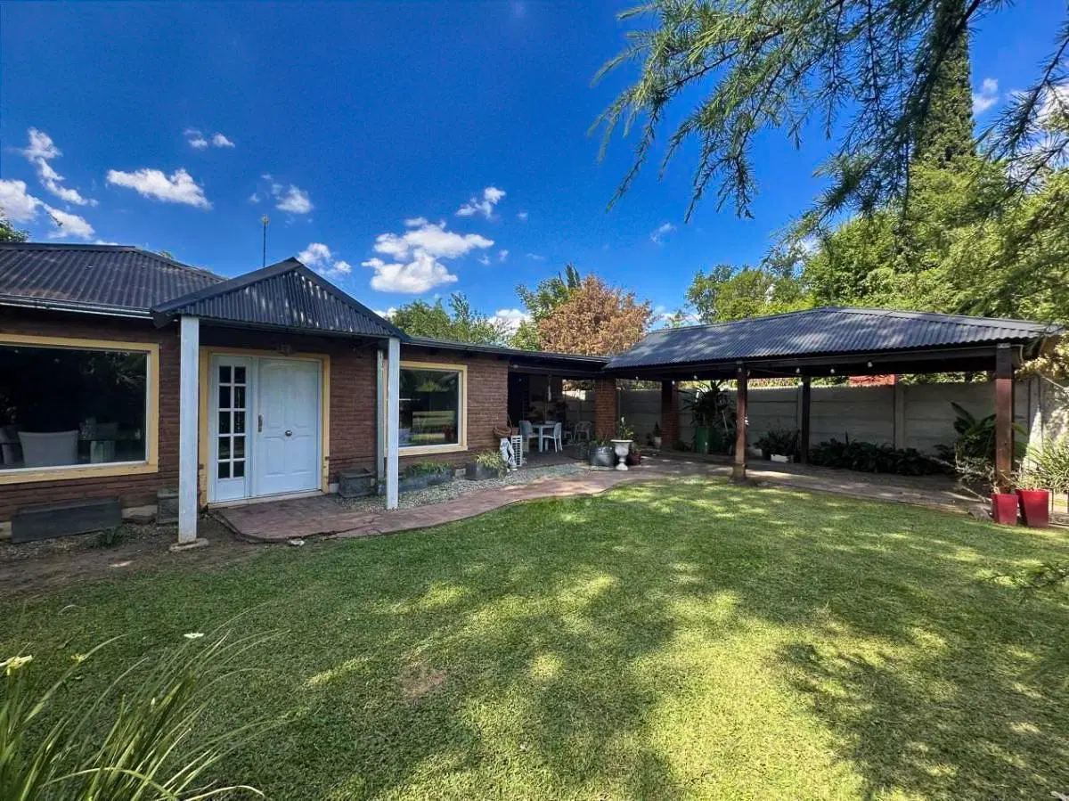 Casa en venta 2 dormitorios con pileta en Roldán loteo Santa Teresa 2