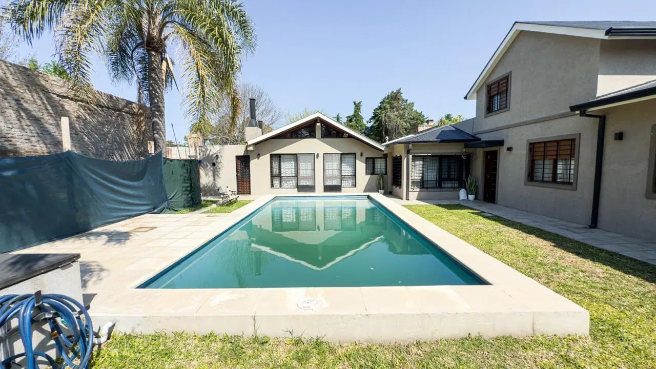 Casa en Venta 3 dormitorios con pileta en Funes 2