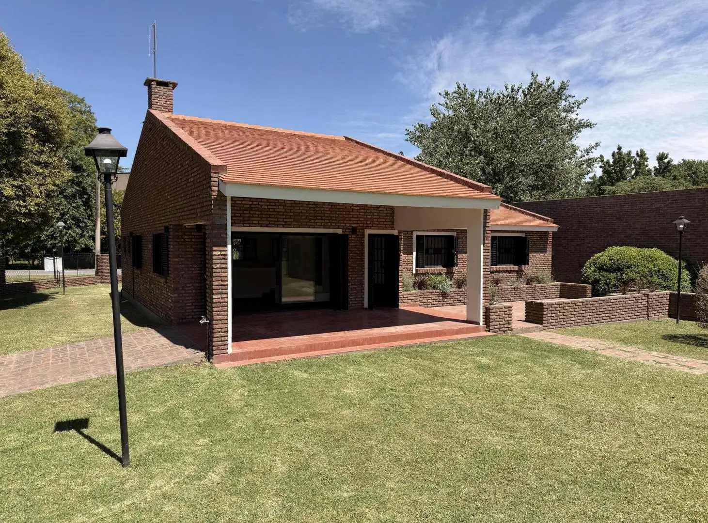 Casa en venta 2 dormitorios con pileta en Barrio Los Troncos, Funes 8