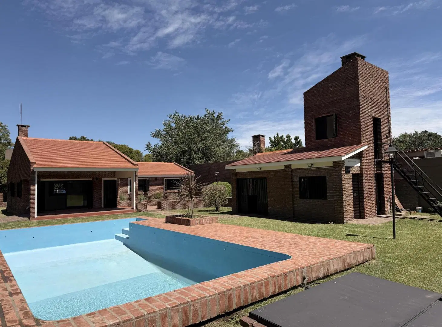 Casa en venta 2 dormitorios con pileta en Barrio Los Troncos, Funes 2