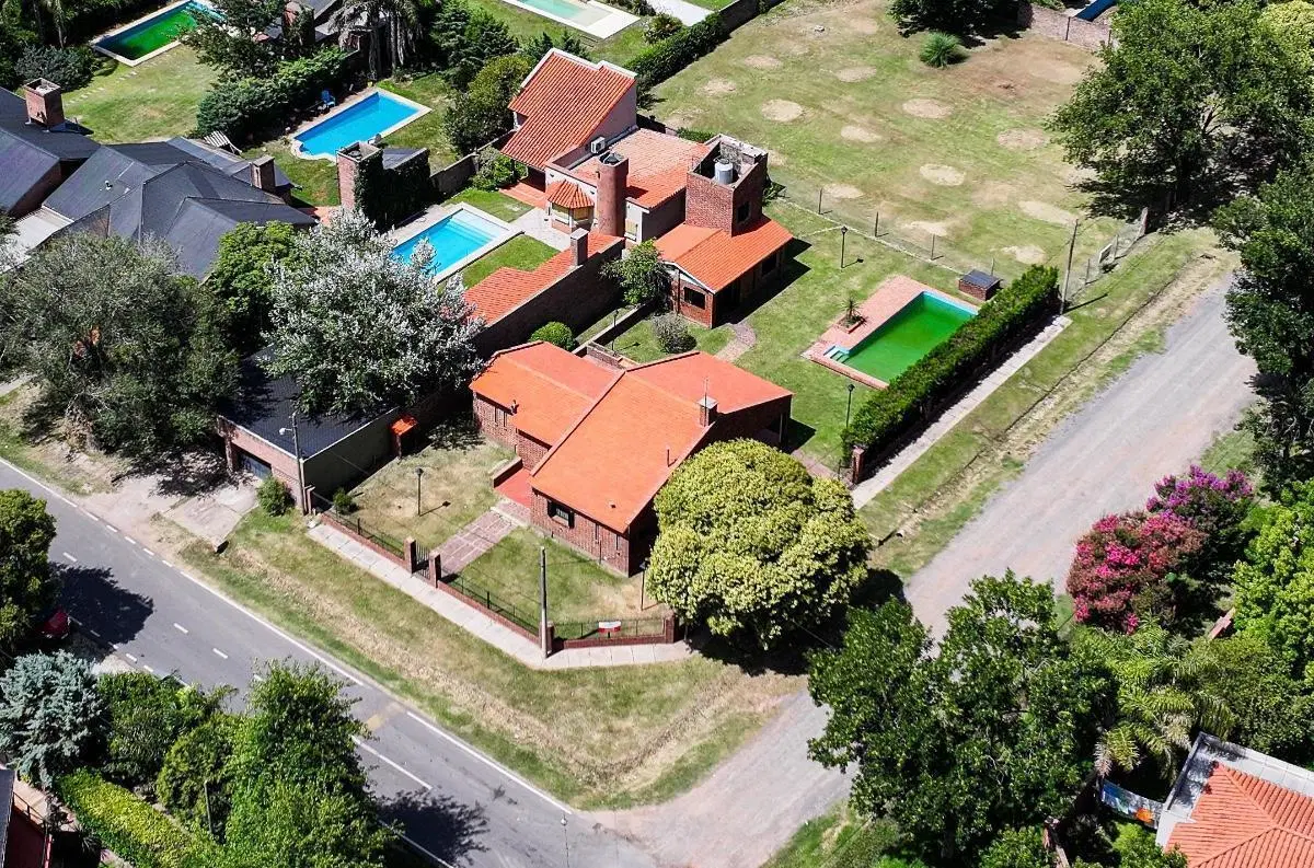 Casa en venta 2 dormitorios con pileta en Barrio Los Troncos, Funes 3