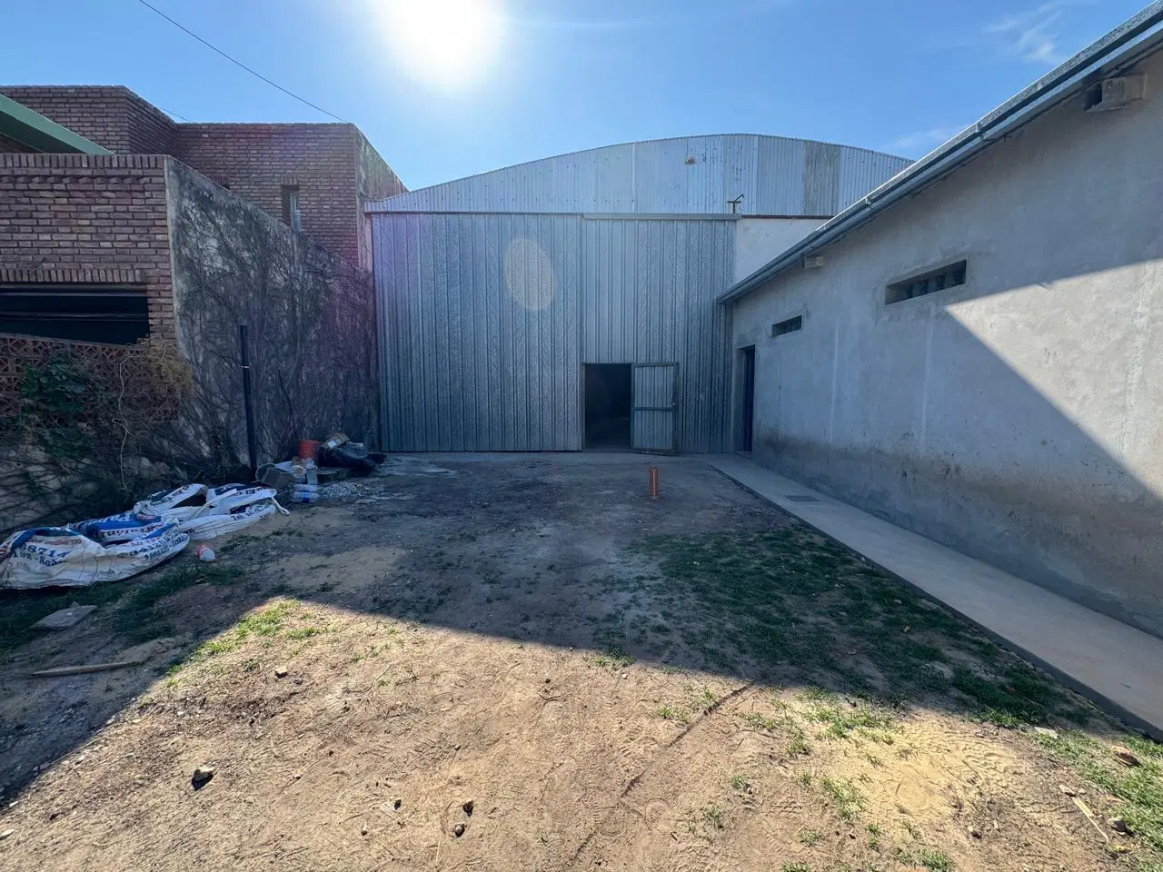 Local comercial + galpón en alquiler Roldán 8