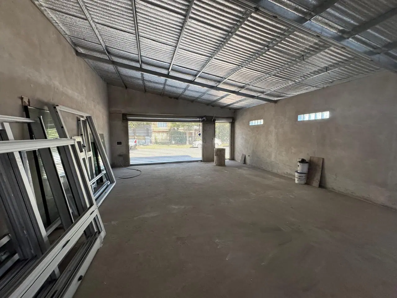Local comercial + galpón en alquiler Roldán 4