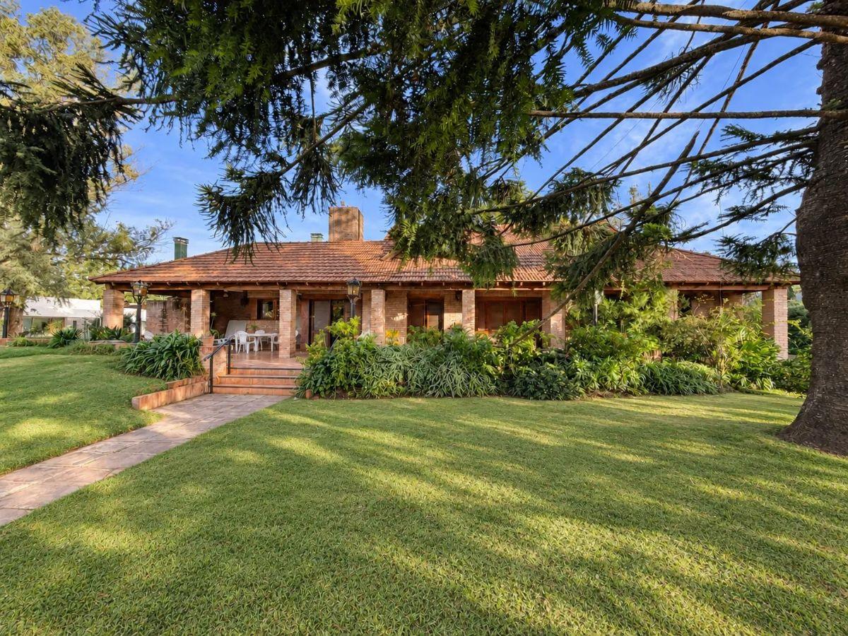 Foto de Casa estilo chalet de 5 dormitorios en lote de 1.424 m² en Funes, imagen 2
