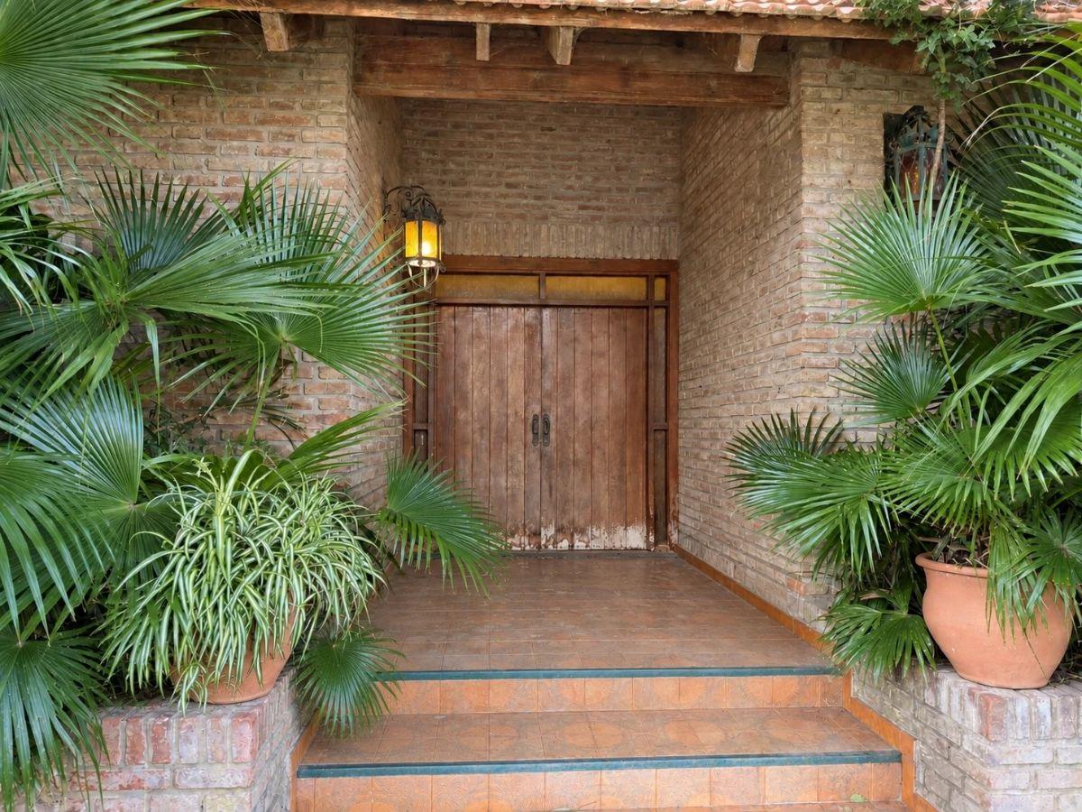 Foto de Casa estilo chalet de 5 dormitorios en lote de 1.424 m² en Funes, imagen 3