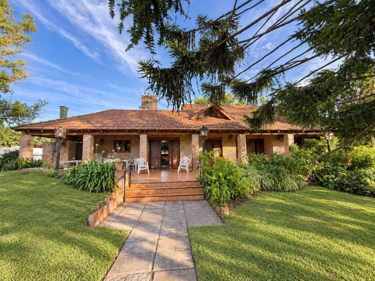 Foto de Casa estilo chalet de 5 dormitorios en lote de 1.424 m² en Funes, imagen 4