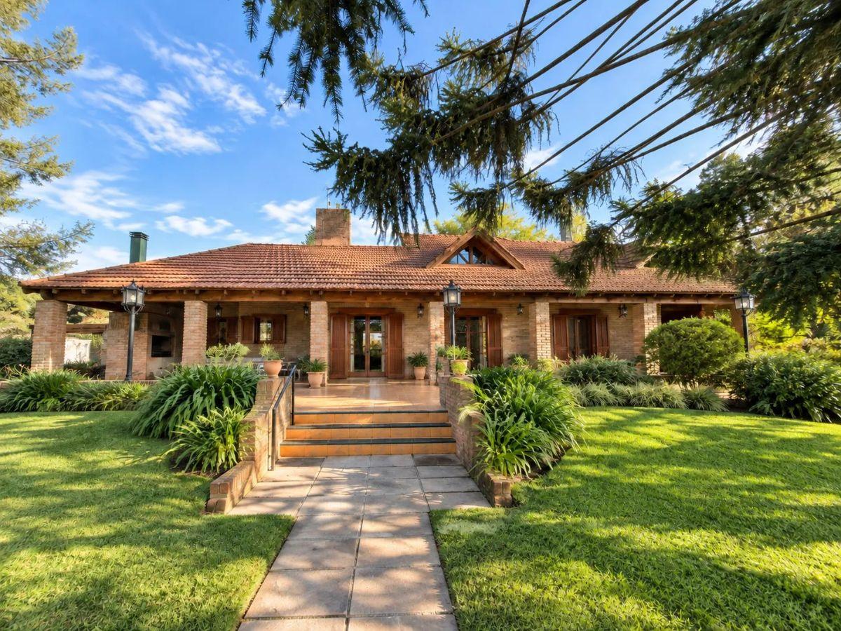 Foto de Casa estilo chalet de 5 dormitorios en lote de 1.424 m² en Funes, imagen 1