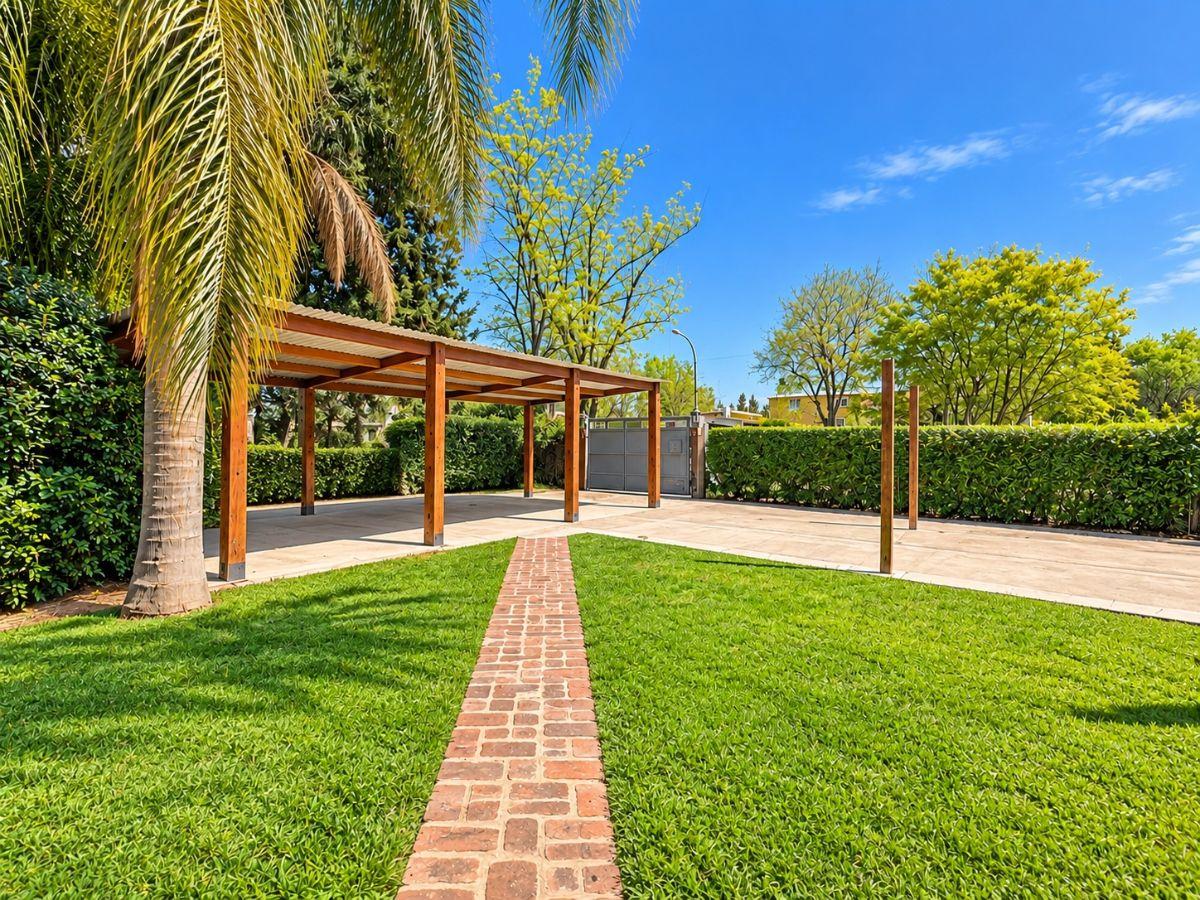 Foto de Casa en venta de 2 dormitorios con pileta y quincho en Funes, en lote, imagen 5