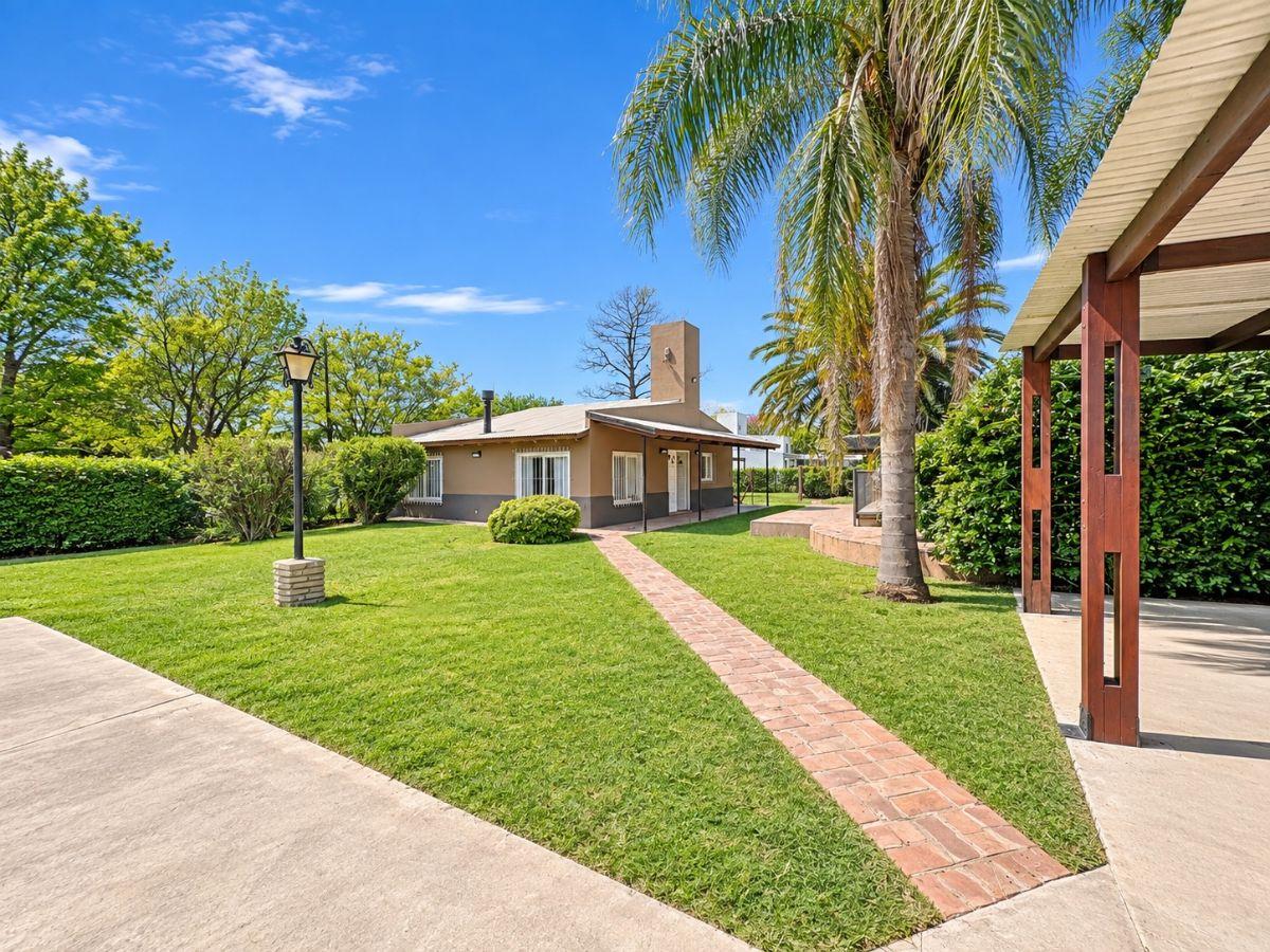 Foto de Casa en venta de 2 dormitorios con pileta y quincho en Funes, en lote, imagen 1