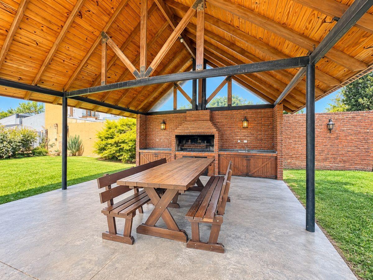 Foto de Casa en venta de 2 dormitorios con pileta y quincho en Funes, en lote, imagen 4