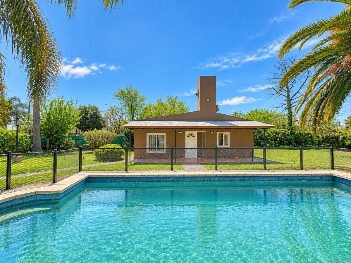 Foto de Casa en venta de 2 dormitorios con pileta y quincho en Funes, en lote, imagen 2