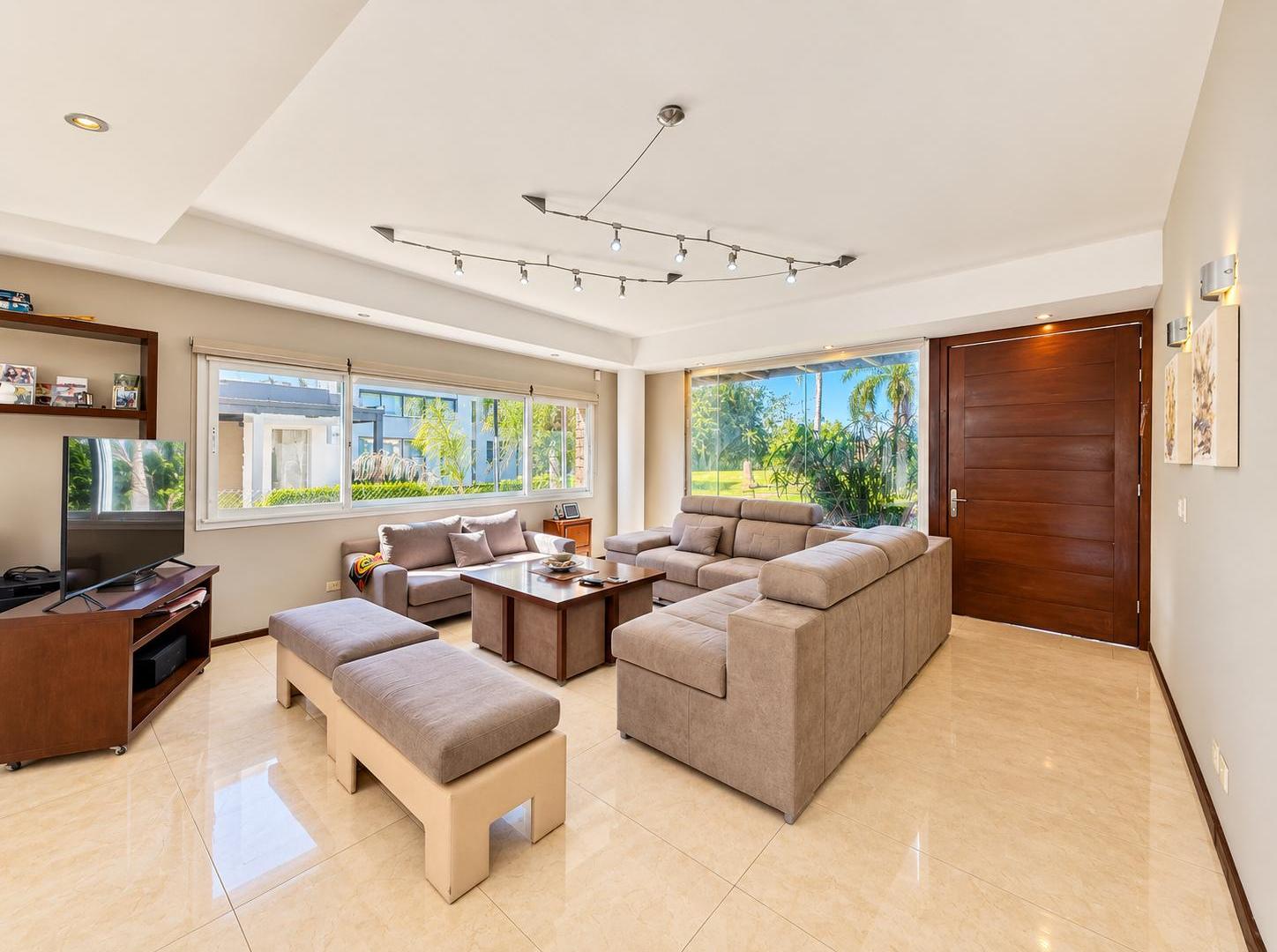 Foto de CASA DE 5 DORMITORIOS EN FUNES HILLS SAN MARINO, imagen 3