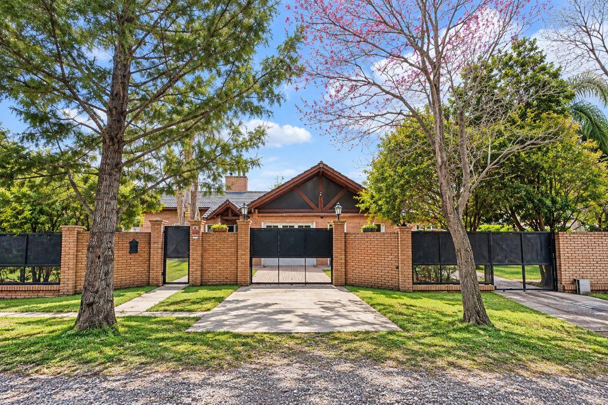 Foto de Casa con pileta y quincho en venta en Zona 7, Funes – lote de 993 m², imagen 1