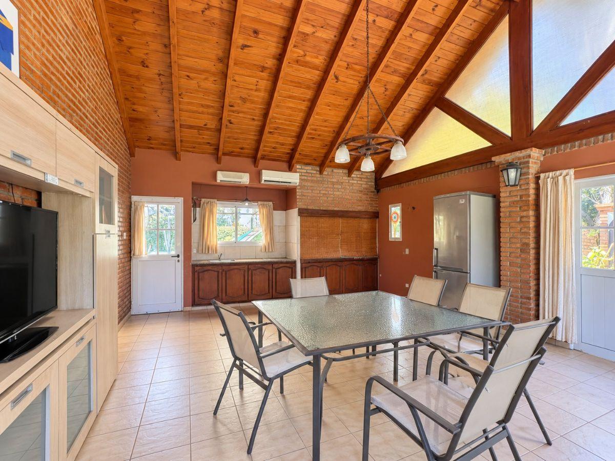 Foto de Casa con pileta y quincho en venta en Zona 7, Funes – lote de 993 m², imagen 2
