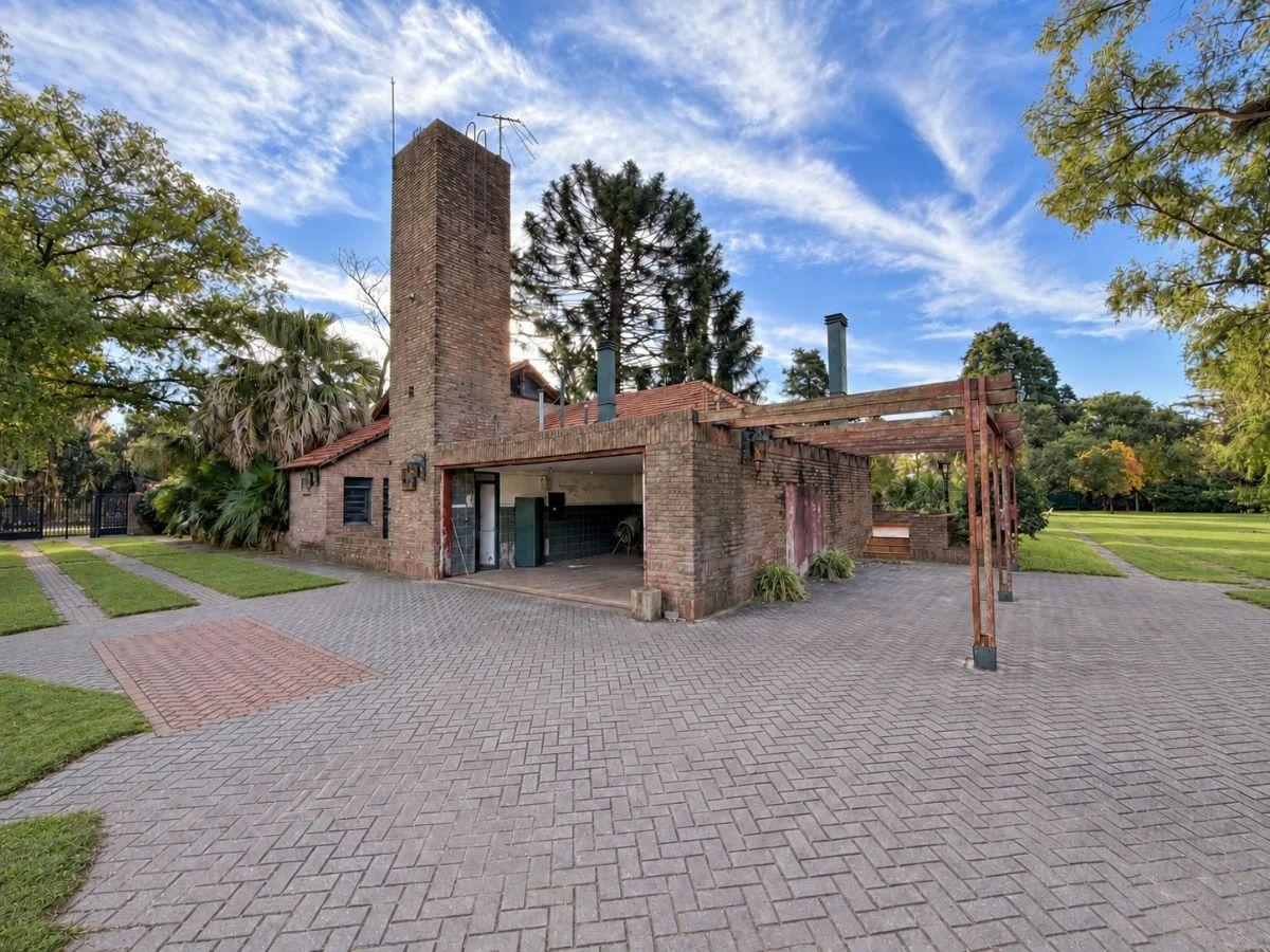 Foto de Casa estilo chalet de 5 dormitorios en 2.546 m² (2 lotes) en Funes, imagen 3