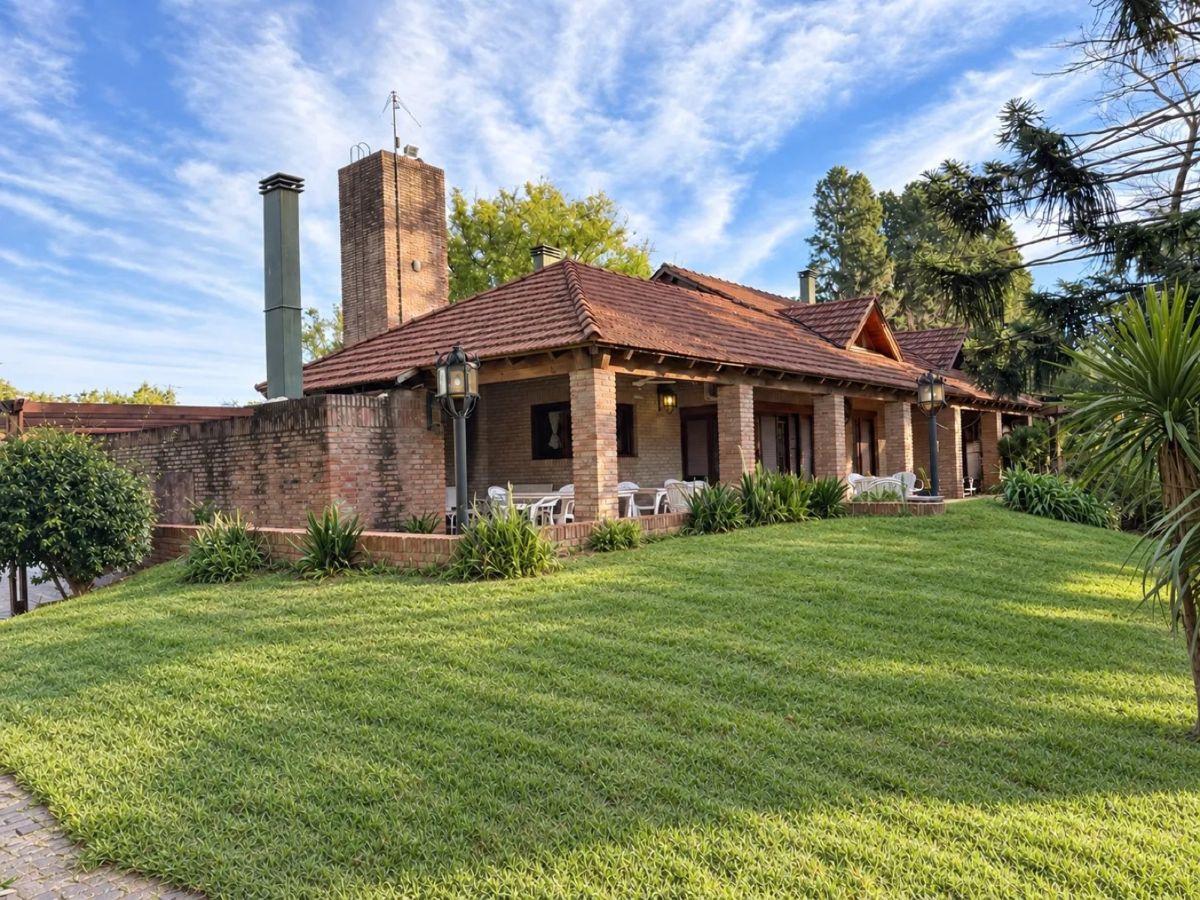 Foto de Casa chalet de 5 dormitorios + casa de caseros en 2.657 m² en Funes, imagen 5